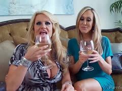 Die beiden blonden Hausfrauen lecken geil an einem Glas